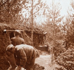 Katonák földdel fedett óvóhelyen, Genicourt, Észak-Franciaország, 1914-c1918 alkotó: Unbekannt