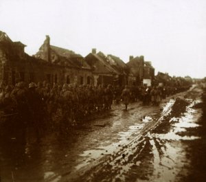 Lebombázott házak mellett vonuló katonák, Champagne, Észak-Franciaország, 1914-c1918 alkotó: Unbekannt