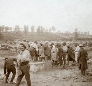 Katonák sorakoznak a sárban vízért, Genicourt, Észak-Franciaország, c1914-c1918 alkotó: Unbekannt
