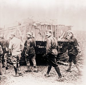 Katonák sétálnak a tank mögött, c1914-c1918. alkotó: Unbekannt