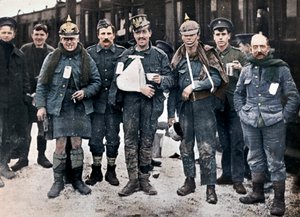 Néhány vidám sebesült a Neuve Chapelle-i harcokban, elfogott német sisakokat viselve, 1915 alkotó: Unbekannt
