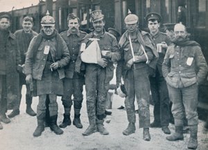 Néhány vidám sebesült a Neuve Chapelle-i harcokban, elfogott német sisakokat viselve, 1915 alkotó: Unbekannt