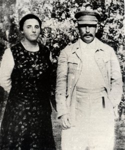 Josef Sztálin szovjet vezető második feleségével, Nadezsda Allilujevával, az 1920-as évek végén alkotó: Unbekannt