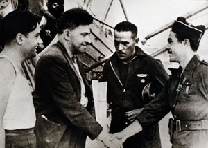 Spanyol polgárháború (1936-1939): Ilia Grigorievich Ehrenburg (1891-1967), orosz író, amikor a barcelonai repülőtérre (Spanyolország) érkezett (balról a második), a polgárháború szovjet tudósítójaként alkotó: Unbekannt