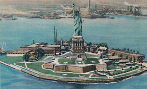 Szabadság-szobor a Bedloes-szigeten, New York-i kikötőben. New York City, 1940-es évek alkotó: Unbekannt