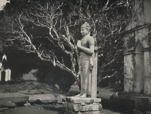 Kőfigura a Ruwanweli Dagoba közelében, Anuradhapura, 1926 alkotó: Unbekannt