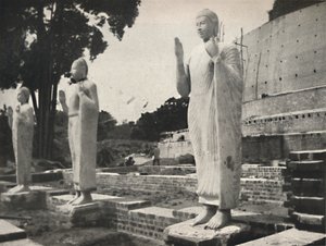Kőszobrok a Ruwanwali Dagoba előtt restaurálás alatt, Anuradhapura, 1926 alkotó: Unbekannt