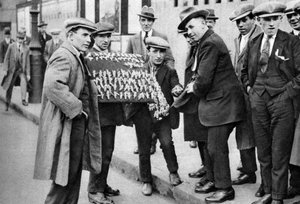 Utcai árus futballszívességet árul a londoni Kings Crossban, 1911 1926-1927 alkotó: Unbekannt
