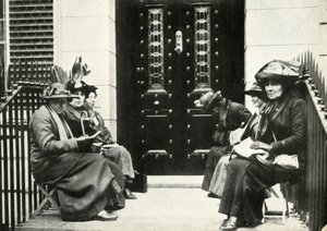 Szufrazsettek Sir Edward Carsons londoni otthonának küszöbén várakoznak, 1914. április 6., 1947. alkotó: Unbekannt