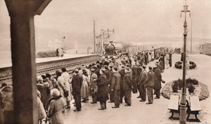 Szimpatikus érdeklődés a királyi temetkezési vonat iránt a Welwyn állomáson, 1936 alkotó: Unbekannt