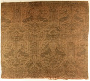 Textiltöredék fekvő hortokkal, sasokkal, felhőkkel és napsugarakkal, olasz, 1390-es évek. alkotó: Unbekannt