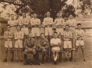 Az első zászlóalj zászlóalj ökölvívó csapata, a Queens saját királyi West Kent ezrede. Poona, I alkotó: Unbekannt