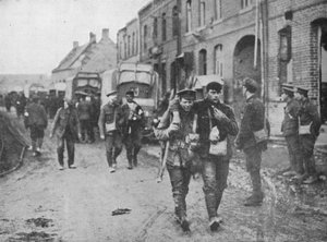 A brit sebesültek visszatértek az öltözőállomásra egy támadás után, 1915 alkotó: Unbekannt