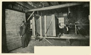 Kamera a műhelyben – A tányértartó méretét mutatja, 1901. alkotó: Unbekannt