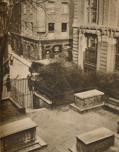 The Coopers Arms from the Churchyard of St. Olaves, Silver Street, c1935. alkotó: Unbekannt