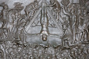 Szent Péter keresztre feszítése - Egy portál részlete - A Szent Péter-bazilika bejárati ajtaja, Roma, Olaszország alkotó: Unbekannt