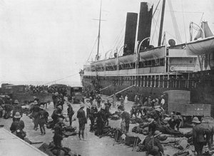 A Dardanellák Expedíciós Hadsereg elindul: Egy szállítóeszköz felrakodása Alexandriában, 1915 alkotó: Unbekannt