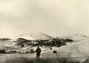 A kunyhó, háttérben az Erebus-hegytel, 1908, 1909 őszén. alkotó: Unbekannt