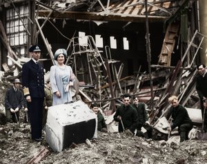 A király és királynő felméri a bombakárokat, Buckingham-palota, London, II. világháború, 1940 alkotó: Unbekannt