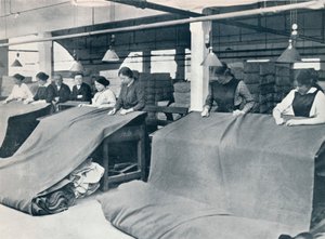 A khaki készítése: a kész ruha vizsgálata, 1914. alkotó: Unbekannt