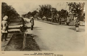 The Mall, Rawalpindi – Lockharts Memorial in Distance, c1918-c1939. alkotó: Unbekannt