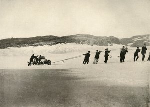 A Motor-Car puha hóban, a Hajó visszatérése után, c1908, 1909. alkotó: Unbekannt