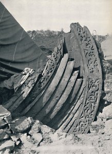 Az Oseberg hajó a halomban, a száron és a korláton lévő faragással, 1935 alkotó: Unbekannt