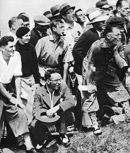 A walesi herceg pipázik az Open Golf Championshipen, St Andrews-ban, az 1930-as években alkotó: Unbekannt