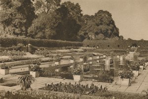 Zárt kapuk által őrzött holland kert csendje a Kensington-palotában, 1935. alkotó: Unbekannt
