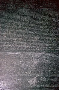 A Rosetta-kő, egyiptomi, ptolemaioszi korszak, ie 196 alkotó: Unbekannt