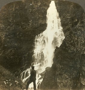 A Sevle-vízesés lendületesen és fröccsenve, a Stalheims hotel közelében, Naerodal, Norvégia, 1905. alkotó: Unbekannt
