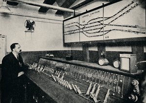 A jelződoboz egy csővasút csomópontjában, 1926 alkotó: Unbekannt