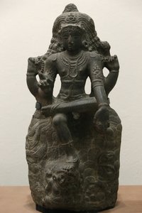 A Victoria and Albert Múzeum. Shiva Dakshinamurtiként. 1200-1300. Késő Chola időszak. Gránit. Dél-India (Tamil Nadu). Egyesült Királyság alkotó: Unbekannt