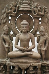 A Victoria and Albert Múzeum. A Jina Rishabhanatha. 800-900. Homokkő. Észak-India. Egyesült Királyság alkotó: Unbekannt