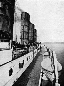 A Lusitania hajófedélzete, mentőcsónakokkal, 1915 alkotó: Unbekannt