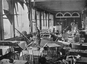 A Grand Hotel belseje, a bombázás által okozott károk bemutatásával, 1914 alkotó: Unbekannt