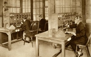 A vezeték nélküli átviteli szoba a Croydon Aerodrome-on, Dél-Londonban, 1928, 1935. alkotó: Unbekannt