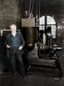 Thomas Alva Edison amerikai feltaláló az első elektromos fény előállítására szolgáló dinamójával, 1880-as évek alkotó: Unbekannt