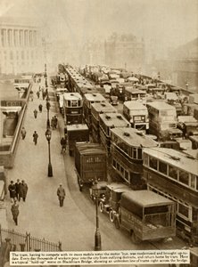Forgalmi dugó a Blackfriars Bridge-en, London, 1935. alkotó: Unbekannt