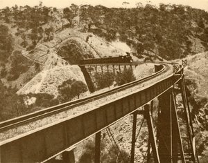 Vonat áthaladó viadukton, Mount Lofty Range, Dél-Ausztrália, 1930. alkotó: Unbekannt