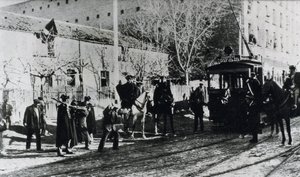 Villamossztrájk Madridban, a polgárőrség vádat emel a sztrájkolók ellen, akik megpróbálnak megállítani egy villamost, megjelent a "Nuevo Mundo" magazinban, 1919. december (f/w fotó) alkotó: Unbekannt