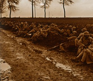 Csapatok az út mellett, c1914-c1918 alkotó: Unbekannt