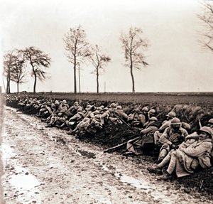 Egy út szélén pihenő csapatok, Észak-Franciaország, c1914-c1918 alkotó: Unbekannt
