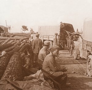 Teherautók a Voie Sacrée-n, Verdun, Észak-Franciaország, 1914-c1918. alkotó: Unbekannt