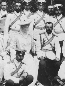 II. Miklós cár és Alekszandra Fjodorovna orosz cárnő egy csapat tiszttel, c1904 alkotó: Unbekannt