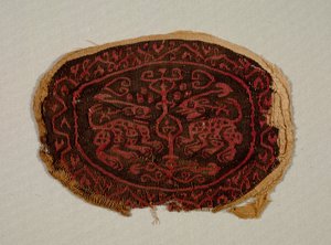 Két szembekerült állat egy tunikából, 700-800-as évek. alkotó: Unbekannt