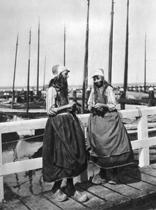 Két lány a leszállópályán, Marken, Hollandia, 1934 alkotó: Unbekannt