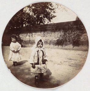 „Két kis gyerek sétál a fal mellett”, vers les annees 1890 alkotó: Unbekannt