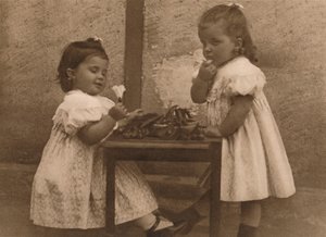 Két fiatal lány egy asztal mellett, 1937. alkotó: Unbekannt