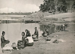 Tipikus folyóparti jelenet a nagy Irrawaddy-n – fürdőző és vizet merítő nők, 1900. alkotó: Unbekannt